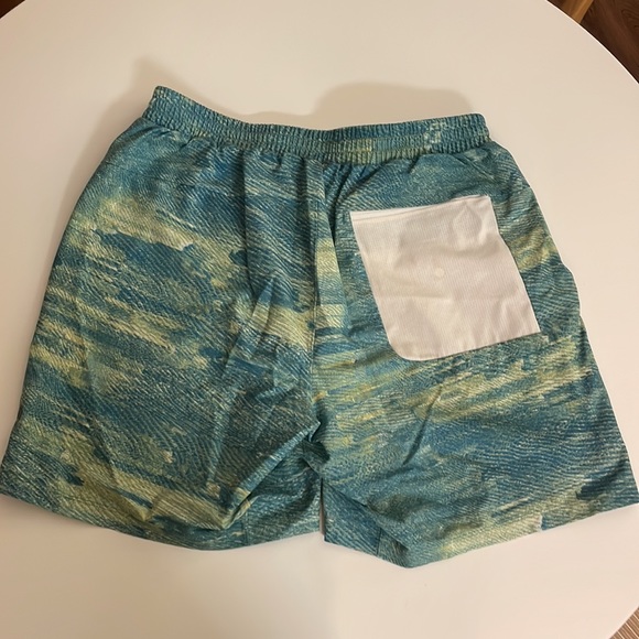 Lululemon hybrid shorts with liner size M - Picture 3 of 4